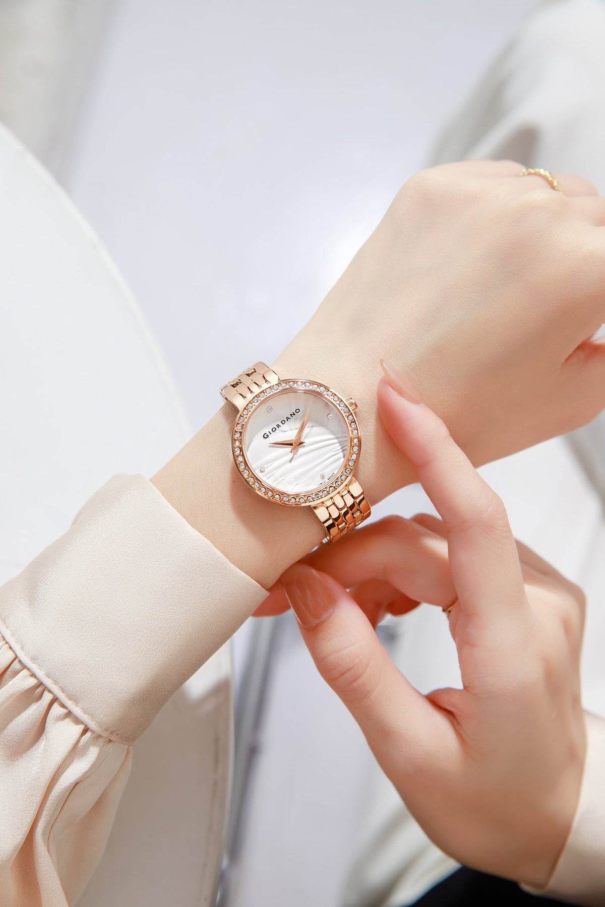Giordano Analog Stylish Watch for Women with Crystal Bezel & Textured Dial and Stainless Steel Strap - GZ-60079-22