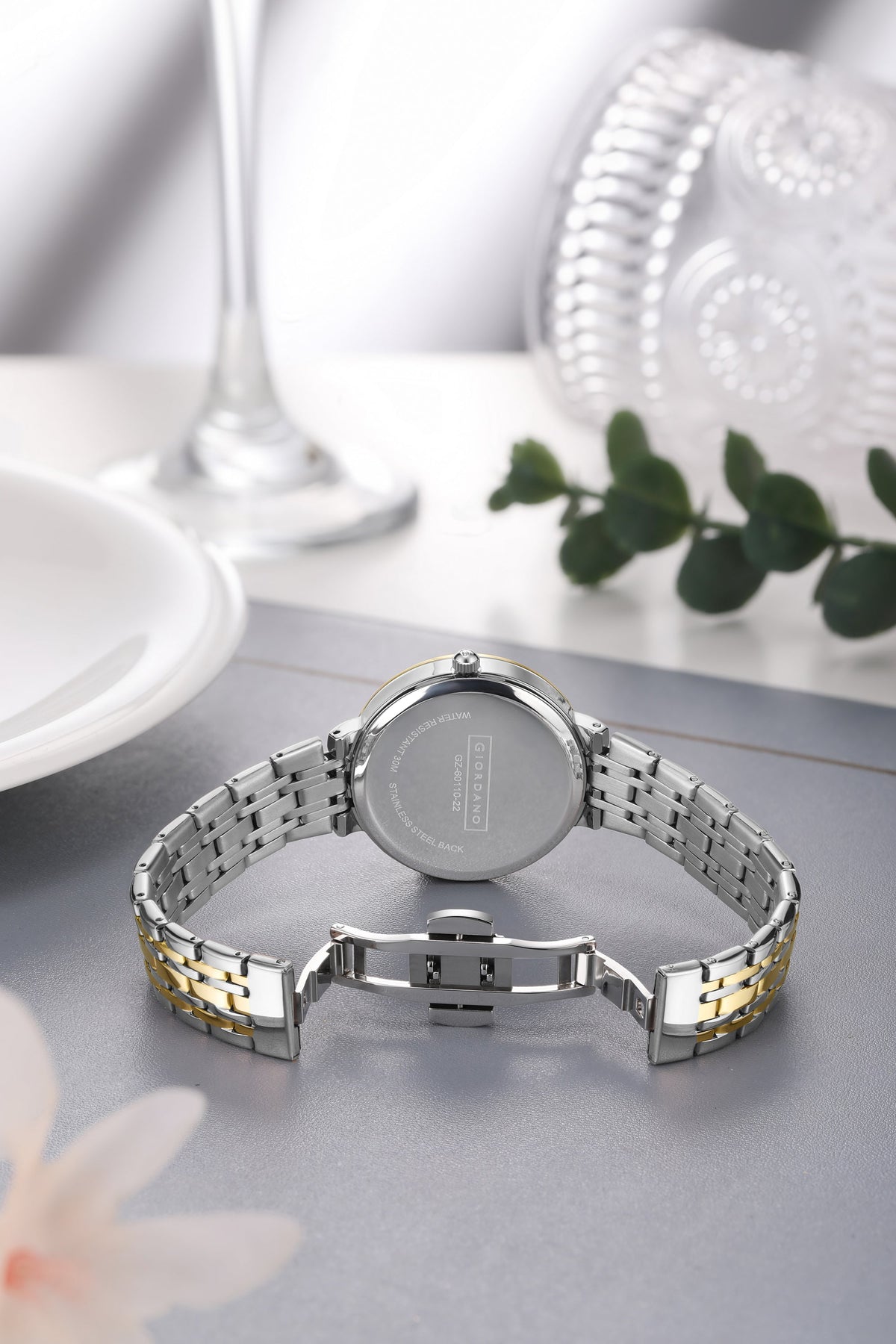 Giordano Stylish Analog Watch for Women – Round cut glass Dial,diamond studed bezel, stainess steel strap and date display | GZ-60110-22